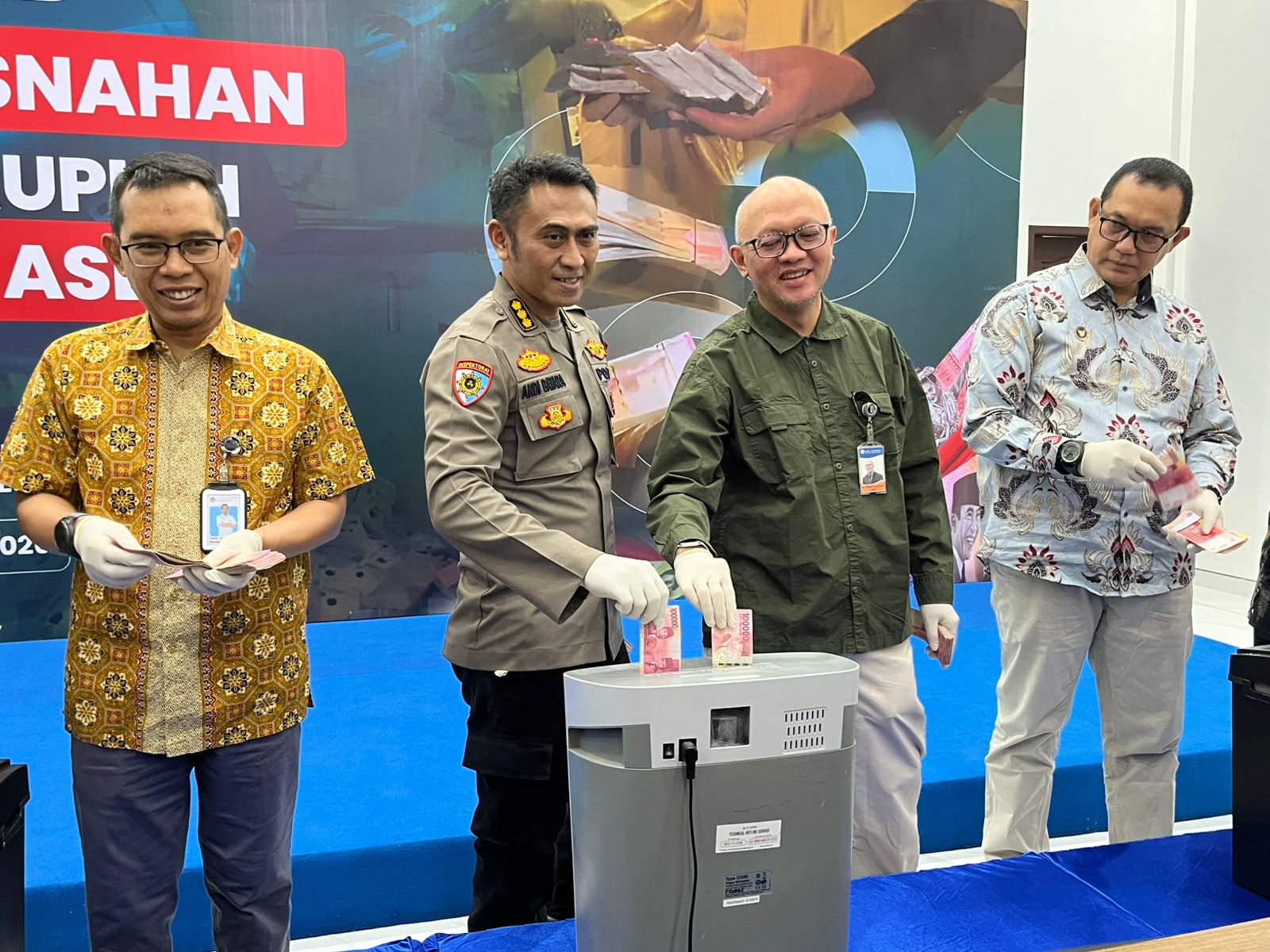 DIMUSNAHKAN: Kepala Perwakilan BI Sulteng Muhamad Irfan Sukarna bersama unsur aparat penegak hukum menyaksikan pemusnahan 3.274 lembar uang rupiah palsu di Kantor BI Sulteng pada Kamis (5/3/2026)