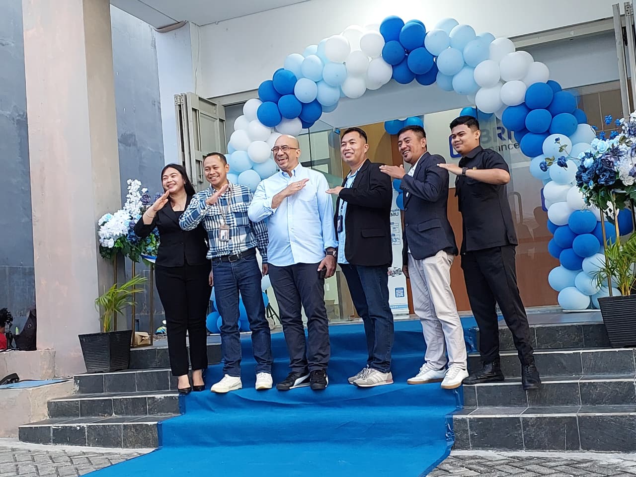 Dari kiri ke kanan: Stella (Admin), Yoga Irawan (Regional Head), Ignatius Soesatyo (Direktur), Puddan (Pemimpin Cabang), Faroukh (CMO) dan Ilham (Security)