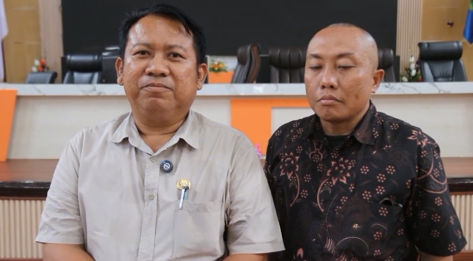 Kepala Bidang Cipta Karya Dinas PUPRKPD Morowali Utara Fachrudin Lalu (kiri) saat mengklarifikasi penolakan PBG bangunan pribadi milik Komisioner Bawaslu Yusri Ibrahim, Kamis 5/3/2026).