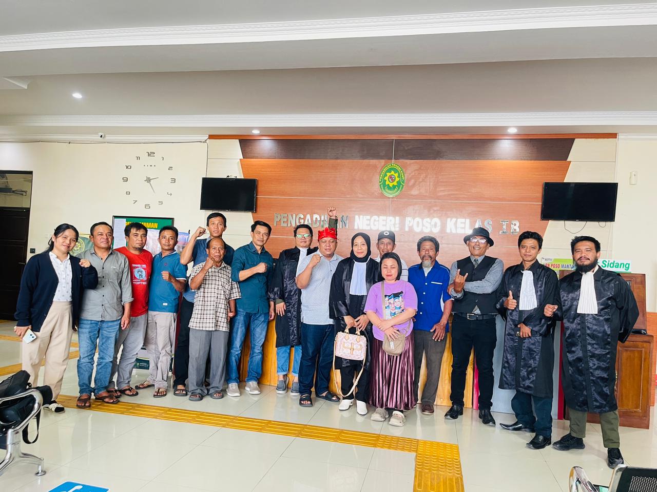 BEBAS: Christian Toibo bersama para pengacara dari ringan Pengacara Lingkungan Sulawesi (JPLS).