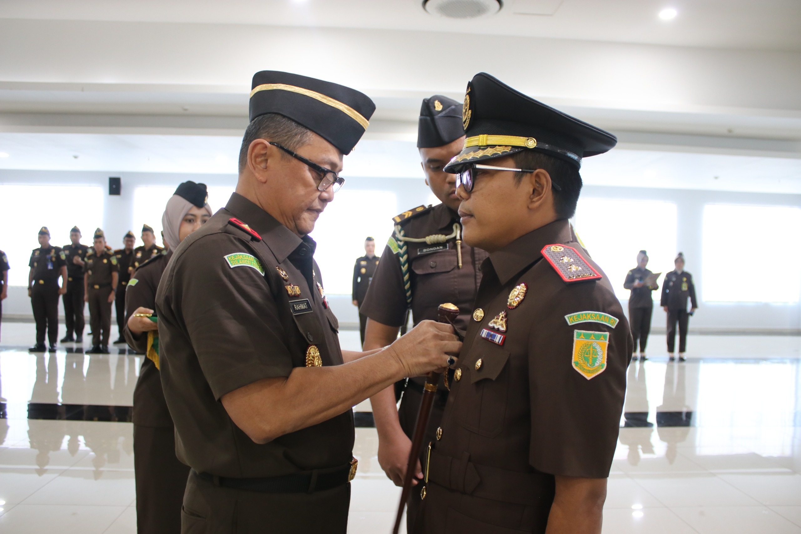 SERTIJAB: Kajati Sulteng N. Rahmat R, menyematkan tanda jabatan kepada Kajari Sigi yang baru.(FOTO: ANGEL SUMBARA/RADAR PALU).  