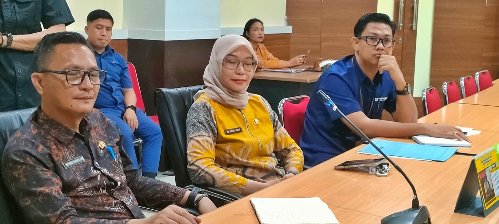 MENGHADIRI: Direktur RSUD Kolonodale Sherly Pede (tengah) saat menghadiri RDP Komisi I DPRD Morowali Utara di gedung DPRD Morut, Kamis (5/3/2026). (FOTO: ISTIMEWA/RADAR PALU)