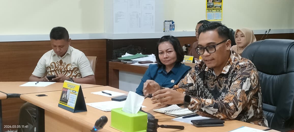 Ketua Komisi I DPRD Morowali Utara IM Arief Ibrahim memimpin RDP lanjutan kasus pasien operasi amandel dan evaluasi pelayanan RSUD Kolonodale, Kamis (5/3/2026). (FOTO: ISTIMEWA/RADAR PALU)