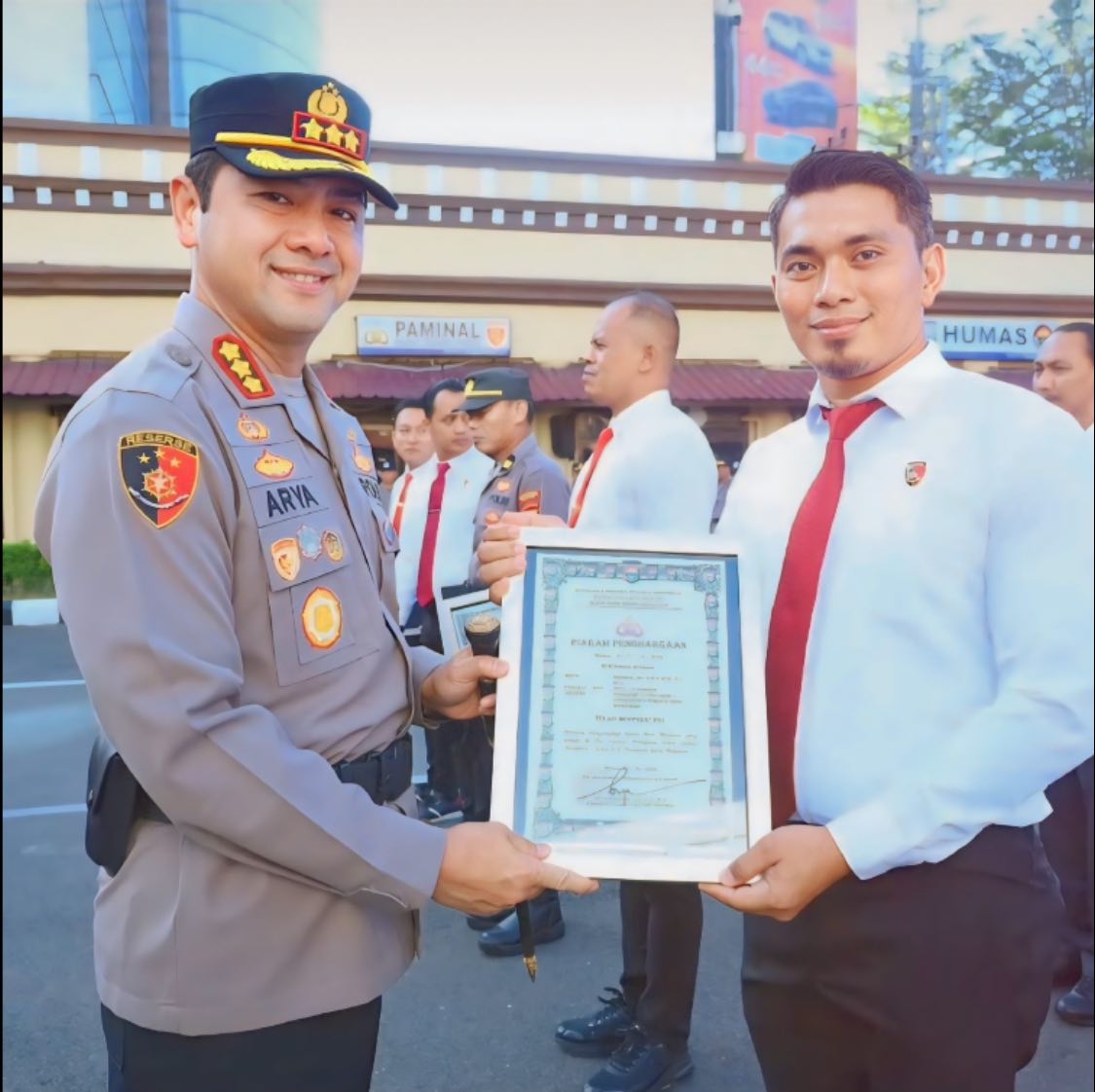 Iptu Nasrullah (kanan) saat menerima penghargaan dari Kapolrestabes Makassar berkat prestasinya menyelamatkan bayi Balqis yang sempat diculik.