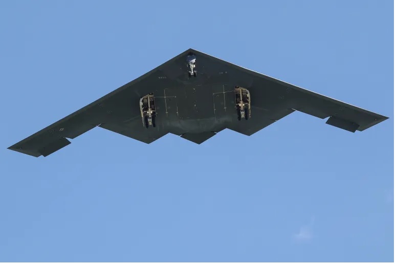 Sebuah pembom siluman Northrop B-2 Spirit milik United States Air Force kembali ke pangkalan setelah menjalankan misi serangan besar terhadap fasilitas nuklir di Iran. 