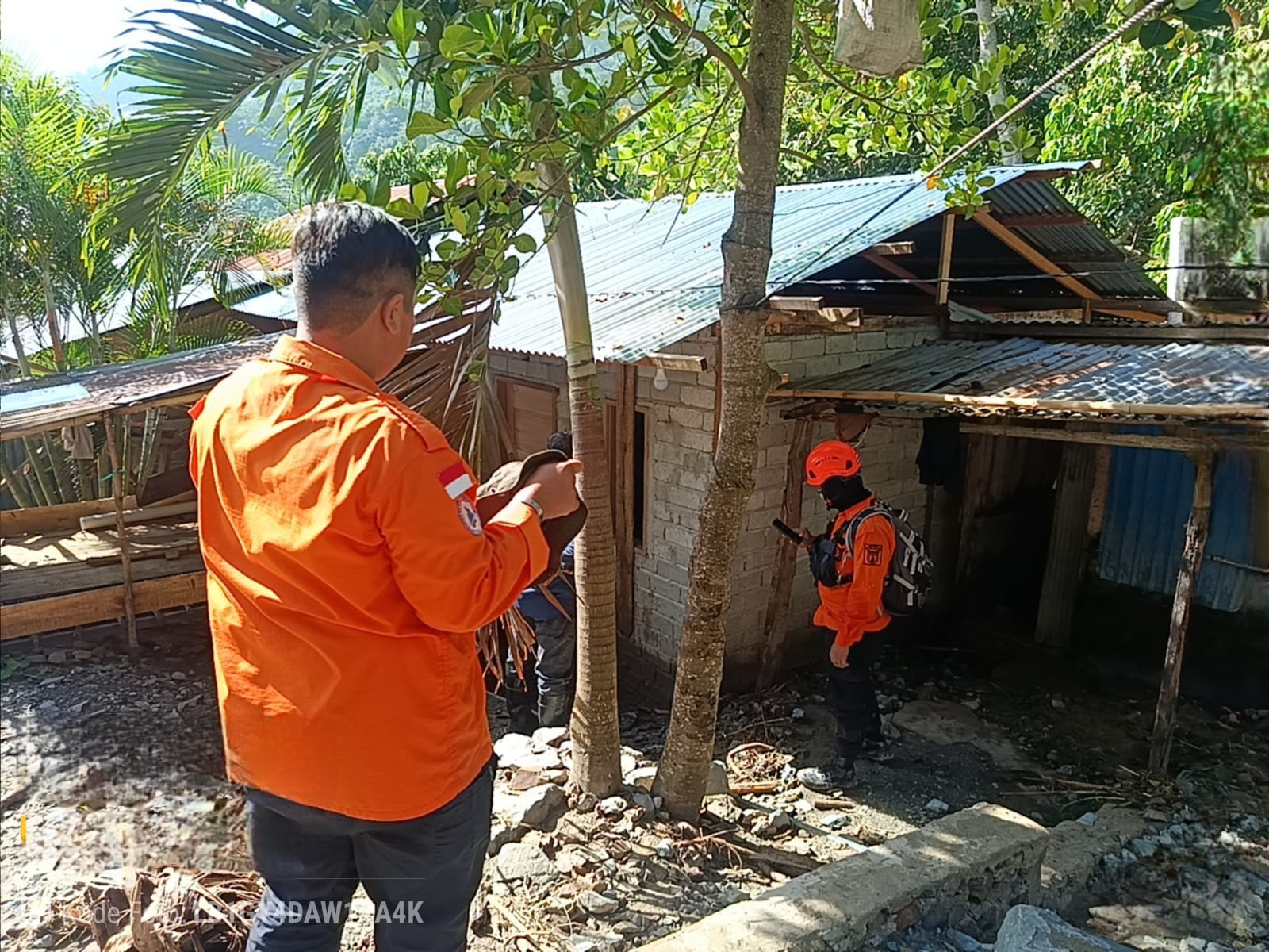 Petugas BPBD Kota Palu bersama tim gabungan meninjau lokasi akses jalan yang terputus akibat banjir di Dusun Wana, Kelurahan Tipo, sebagai bagian dari penanganan darurat pascabencana.