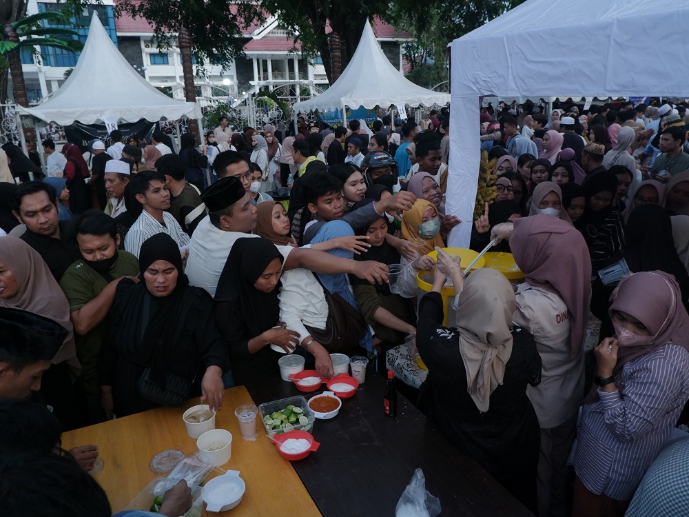Ribuan warga memadati Bukber Nambaso di depan kantor Gubernur Sulteng.