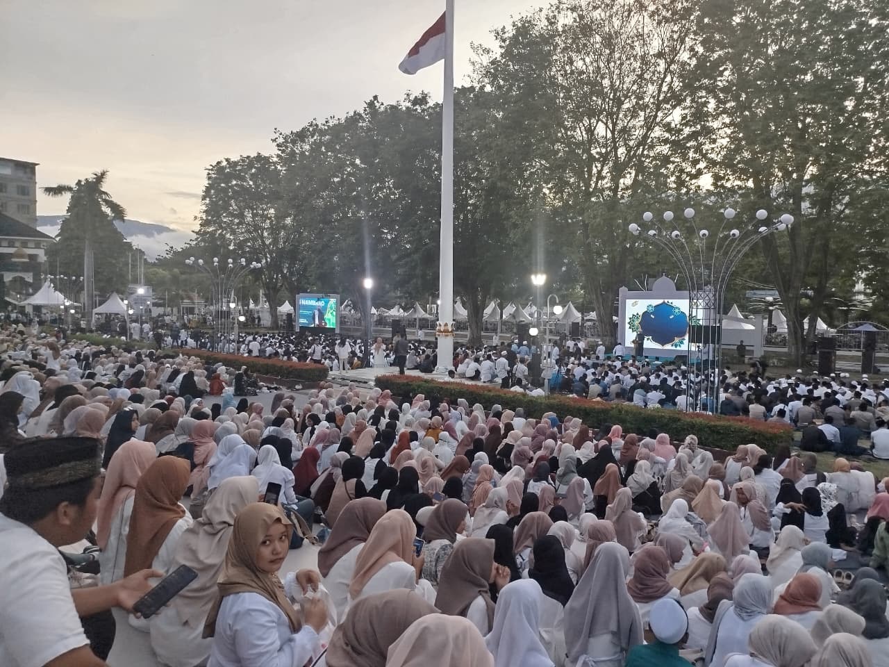 Ribuan masyarakat mengikuti buka puasa bersama Pemerintah Provinsi Sulawesi Tengah di halaman Kantor Gubernur dan Jalan Sam Ratulangi Palu, Jumat (6/3/2026).