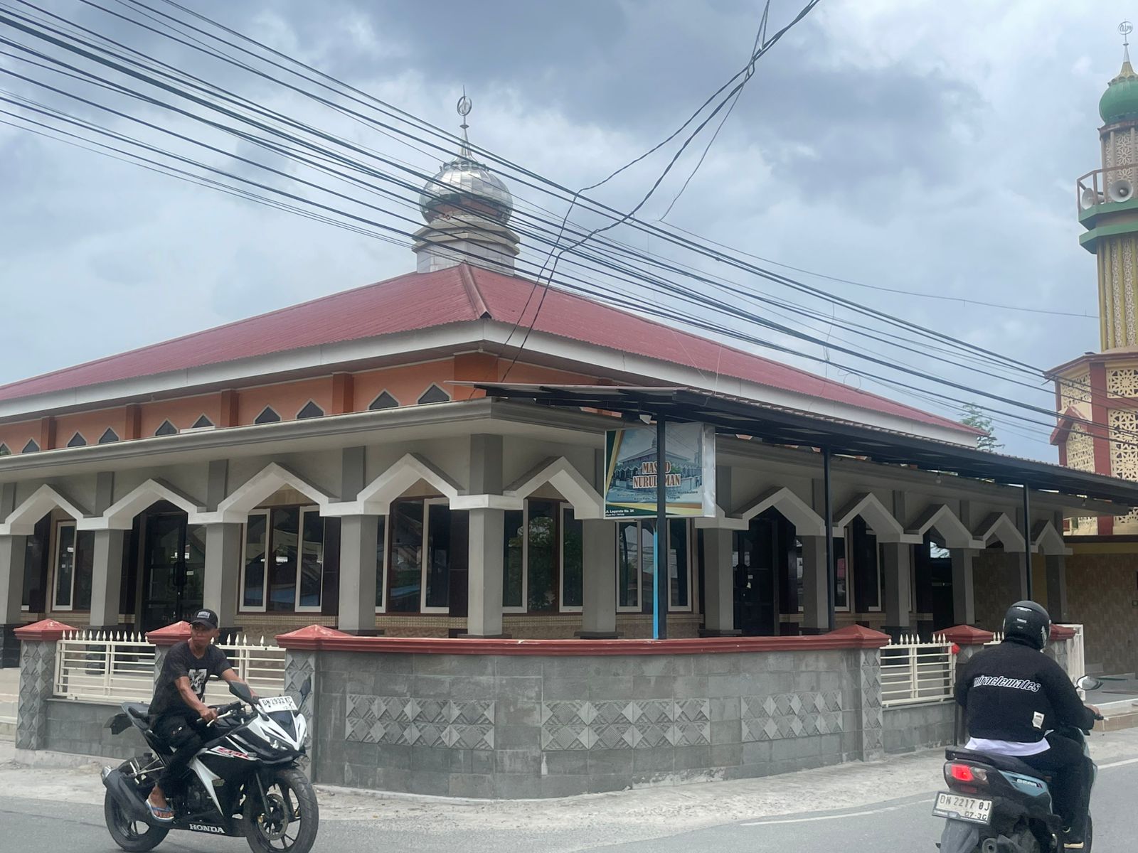 BERSEJARAH: Tampak depan Masjid Nurul Iman di Jalan Lagarutu, Kelurahan Tanamodindi, Kota Palu. Masjid ini berdiri sejak 1937. 