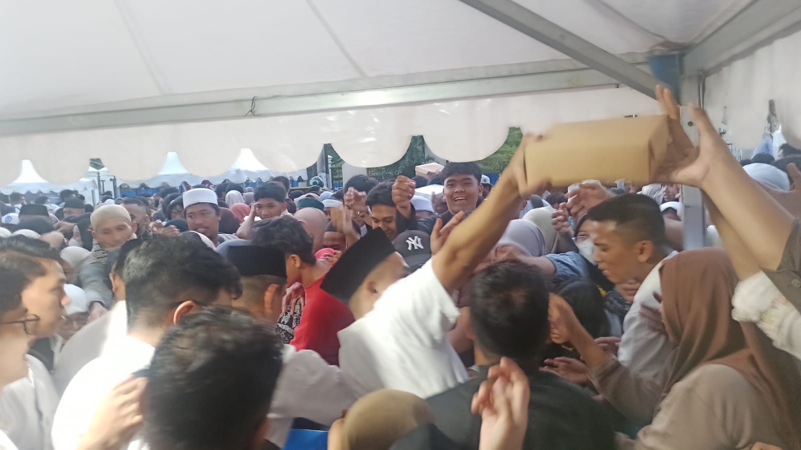 Warga memadati stan Ikatan Keluarga Alumni Pendidikan Tinggi Kepamongprajaan (IKAPTK) saat pembagian paket makanan pada kegiatan buka puasa bersama Sulteng Nambaso.
