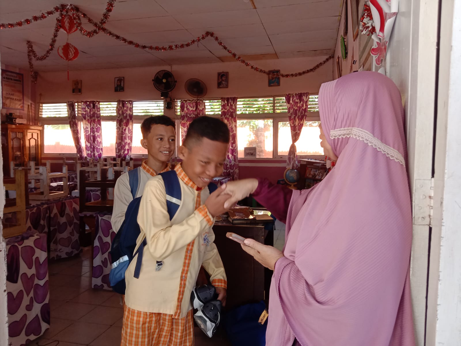 Kepala SDN 22 Palu Nasrin M. Otolua memantau kegiatan Pesantren Kilat berbasis digital yang diikuti ratusan siswa di Palu, Jumat (6/3/2026).