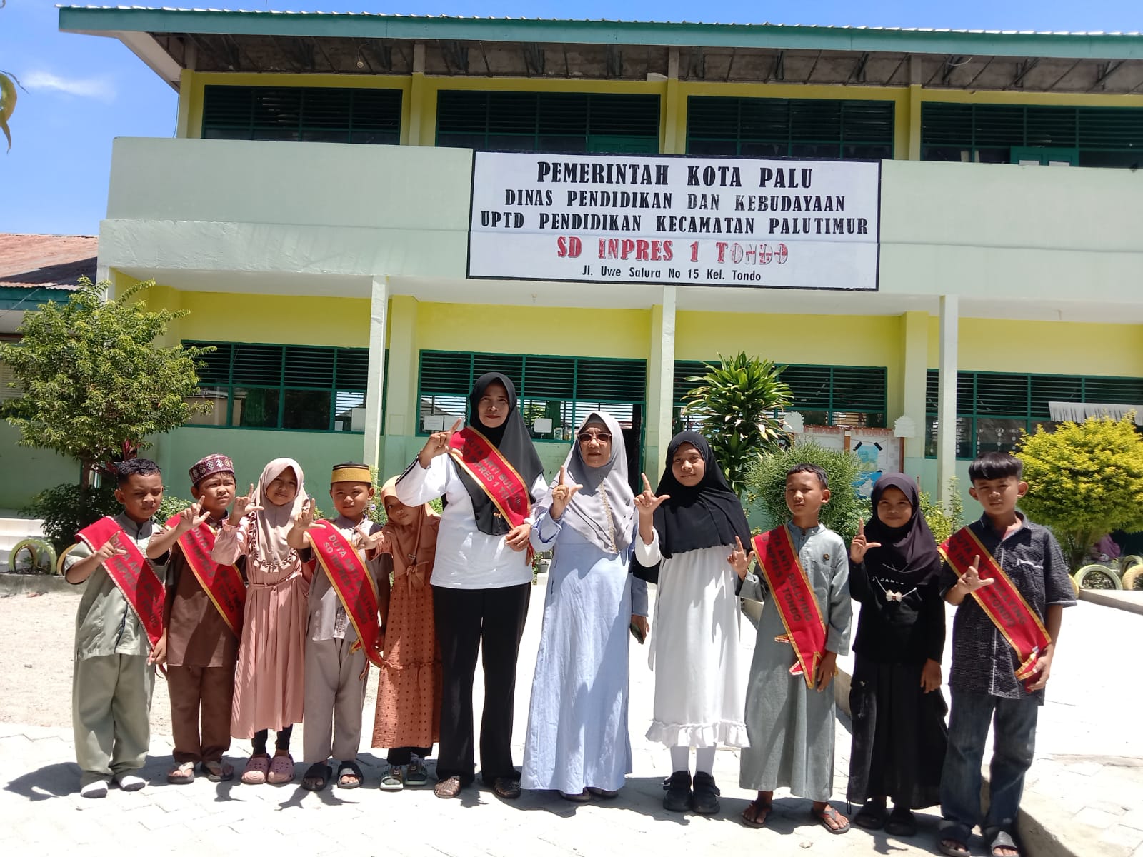 Siswa SD Inpres 1 Tondo Palu yang ditunjuk sebagai duta anti-bullying membantu mencegah perundungan antar teman di lingkungan sekolah, Jumat (6/3/2026).