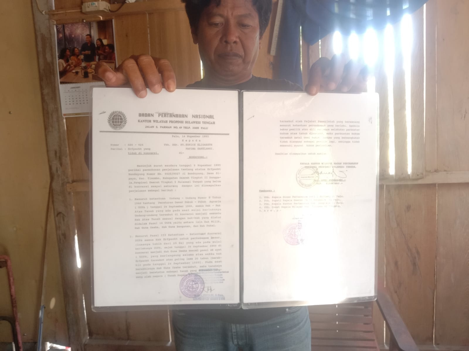 TUNTUT KEADILAN: Warga Bondoyong saat menunjukkan surat legalitas dari BPN atas tanah Erpfacht, Jumat (6/3/2026).(FOTO: ADE SAFITRI/RADAR PALU).   