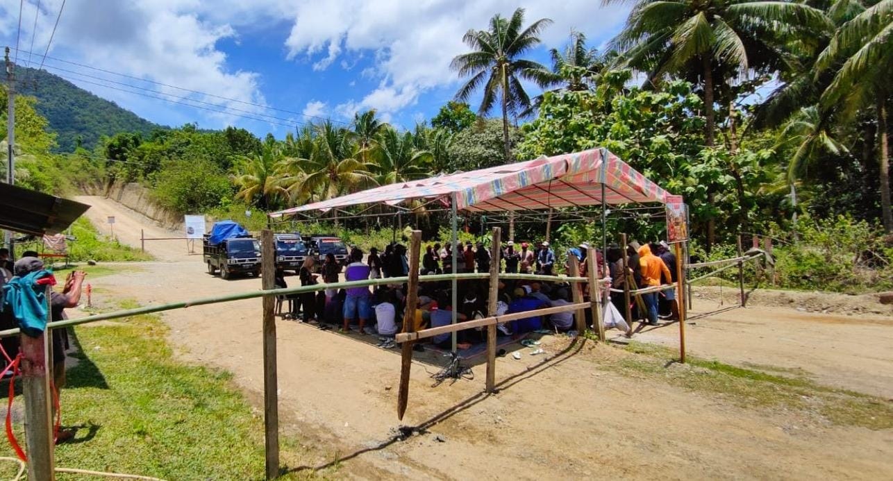 PROTES: Warga mendirikan tenda di jalan, sebagai aksi protes.(FOTO: NENDRA PRASETYA/RADAR PALU)   