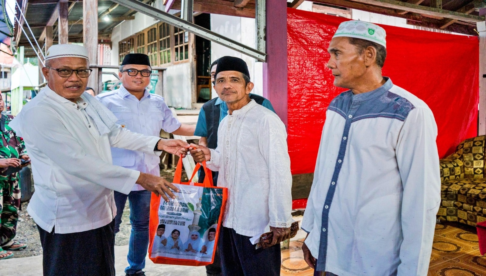 BINGKISAN: Wakil Bupati Morowali Utara H Djira Kendjo didampingi Bupati Delis Julkarson Hehi menyerahkan bantuan dan bingkisan kepada imam serta pegawai syara di Kecamatan Soyo Jaya, Rabu (4/3/2026). 
