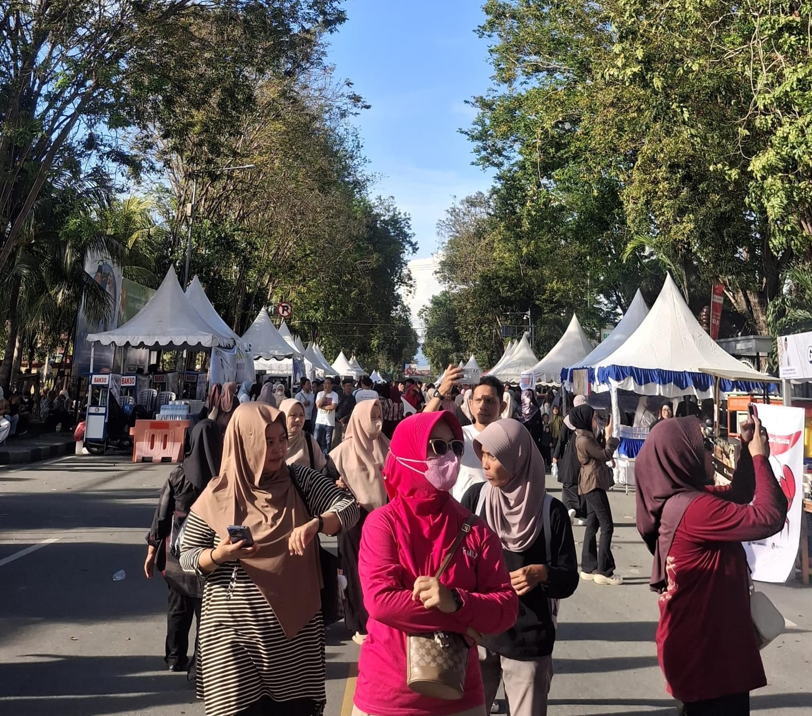 BERBAGI: Warga antusias mengikuti kegiatan buka puasa bersama Nambaso di Kota Palu, Jumat (06/3/2026).(FOTO: RAHMAT FADHIL/RADAR PALU).  