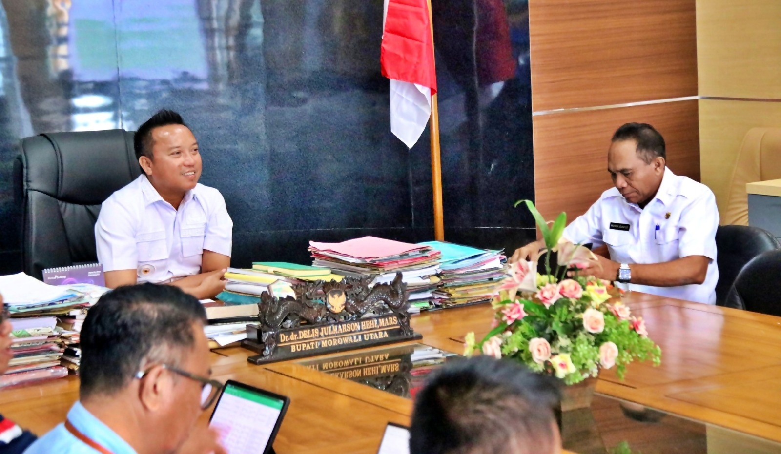 Bupati Morowali Utara Delis Julkarson menekan beberapa poin dalam rapat bersama TAPD di ruang kerjanya, Jumat (6/3/2026). (FOTO: ISTIMEWA/RADAR PALU)  