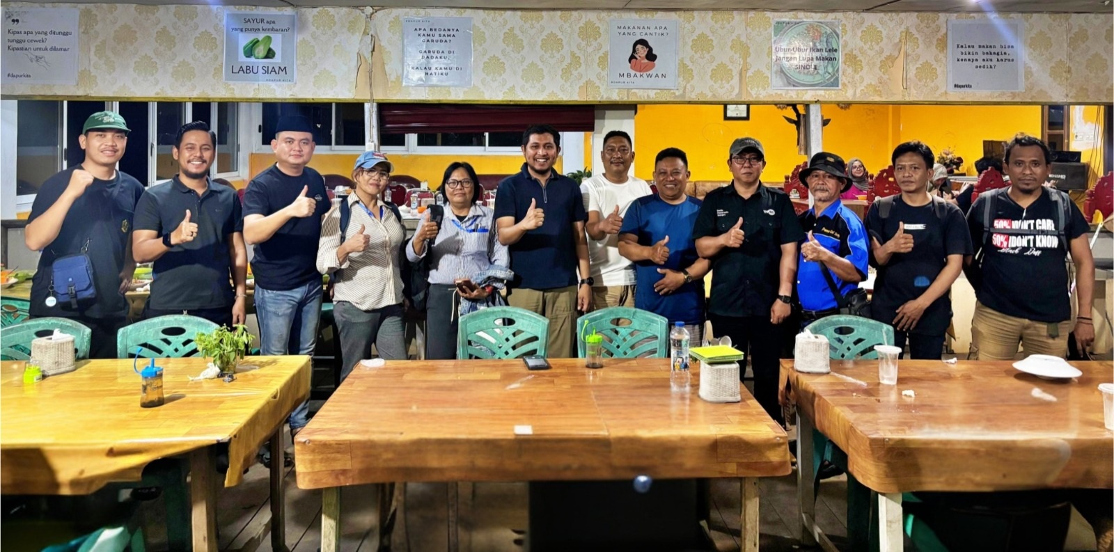 BUKA BERSAMA: Perwakilan Kejaksaan Negeri Morowali Utara bersama para jurnalis usai buka puasa bersama, Jumat (6/3/2026). (FOTO: ISTIMEWA/RADAR PALU)  