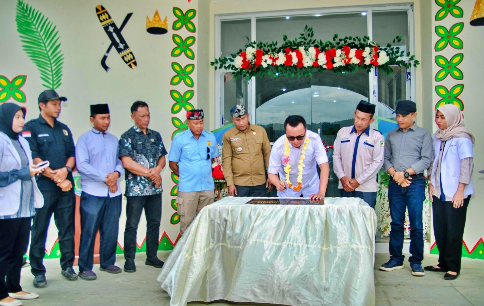 Peresmian Puskesmas Panca Makmur oleh Bupati Morowali Utara Delis Julkarson Hehi ditandai dengan penandatanganan prasasti dan pengguntingan pita Kamis (5/3/2026). (FOTO: ISTIMEWA/RADAR PALU)  