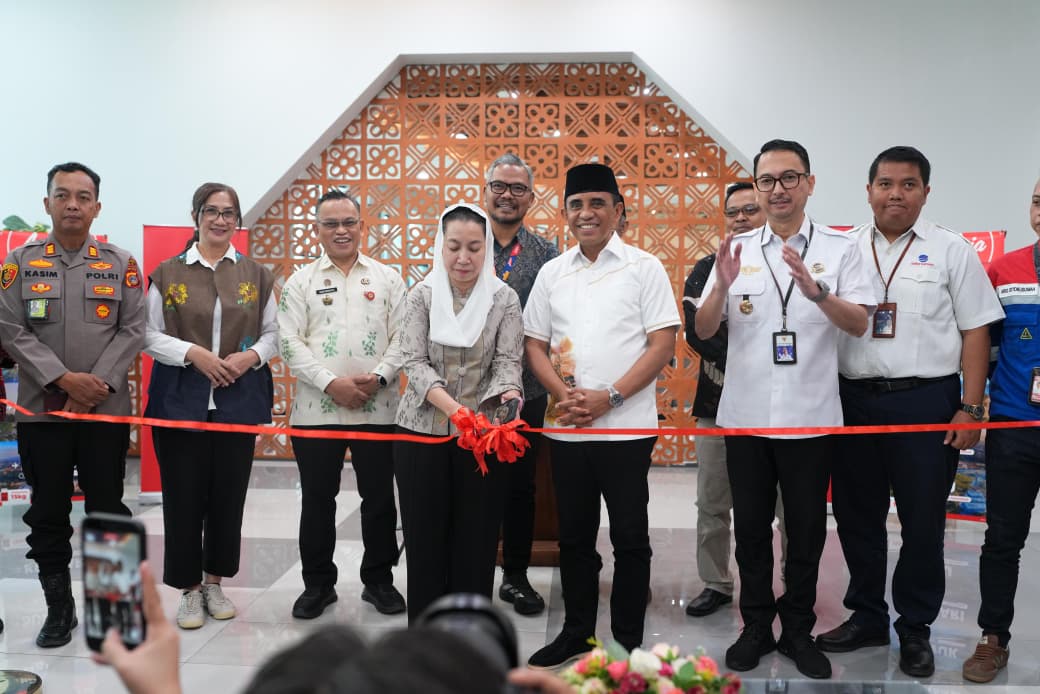 Gubernur Sulawesi Tengah Anwar Hafid meresmikan operasional penerbangan Indonesia AirAsia di Bandara Mutiara SIS Al-Jufri Palu, Sabtu (7/3/2026).
