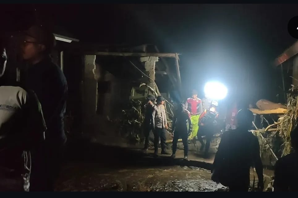 Tim SAR gabungan melakukan pencarian korban banjir bandang di Desa Banjar, Kecamatan Banjar, Kabupaten Buleleng, Bali. Satu warga dilaporkan meninggal dunia dan tiga orang lainnya