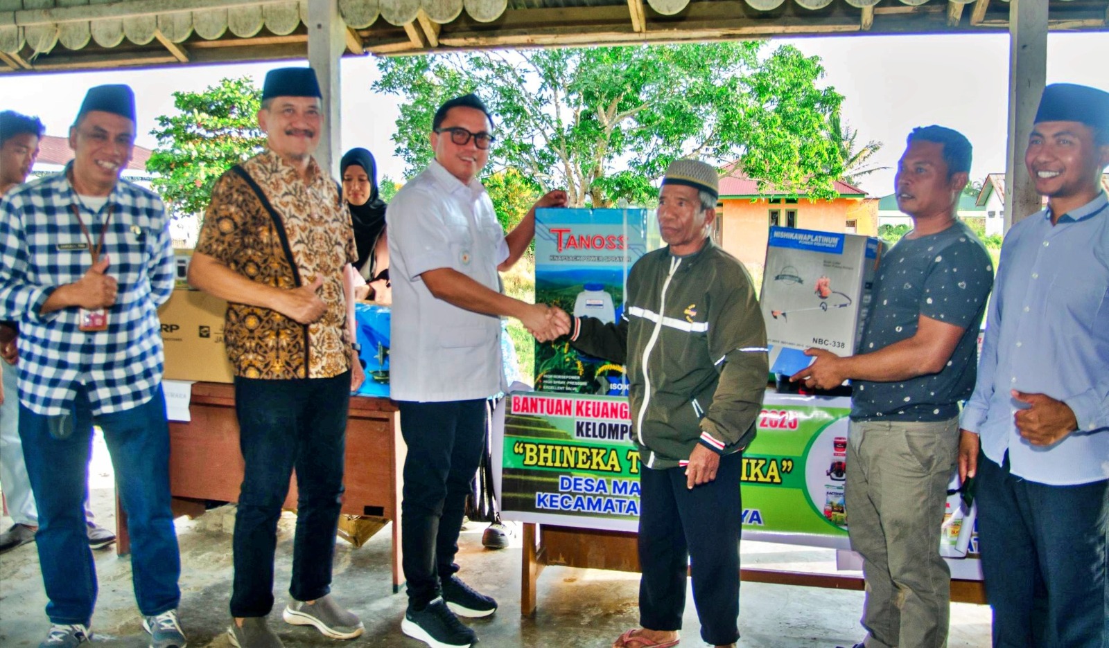 Bupati Morowali Utara Delis Julkarson Hehi menyerahkan bantuan peralatan usaha Program BKK kepada kelompok ekonomi produktif di Desa Panca Makmur, Kecamatan Soyo Jaya.