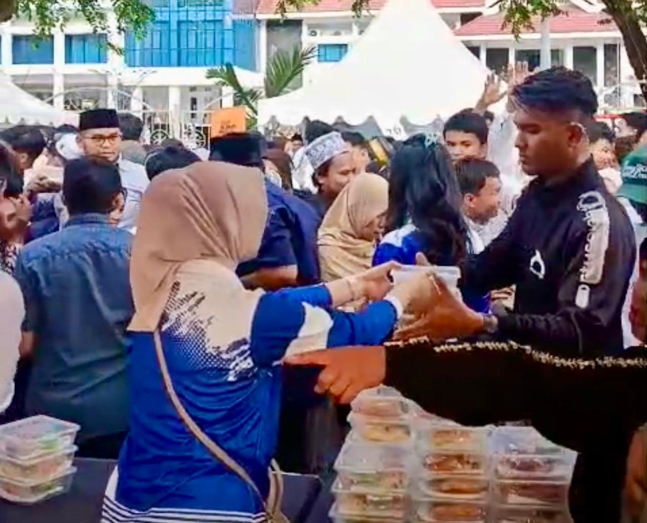 DIPADATI WARGA: Tampak masyarakat memadati stand Bank Sulteng saat kegiatan Bukber Sulteng Nambaso 
