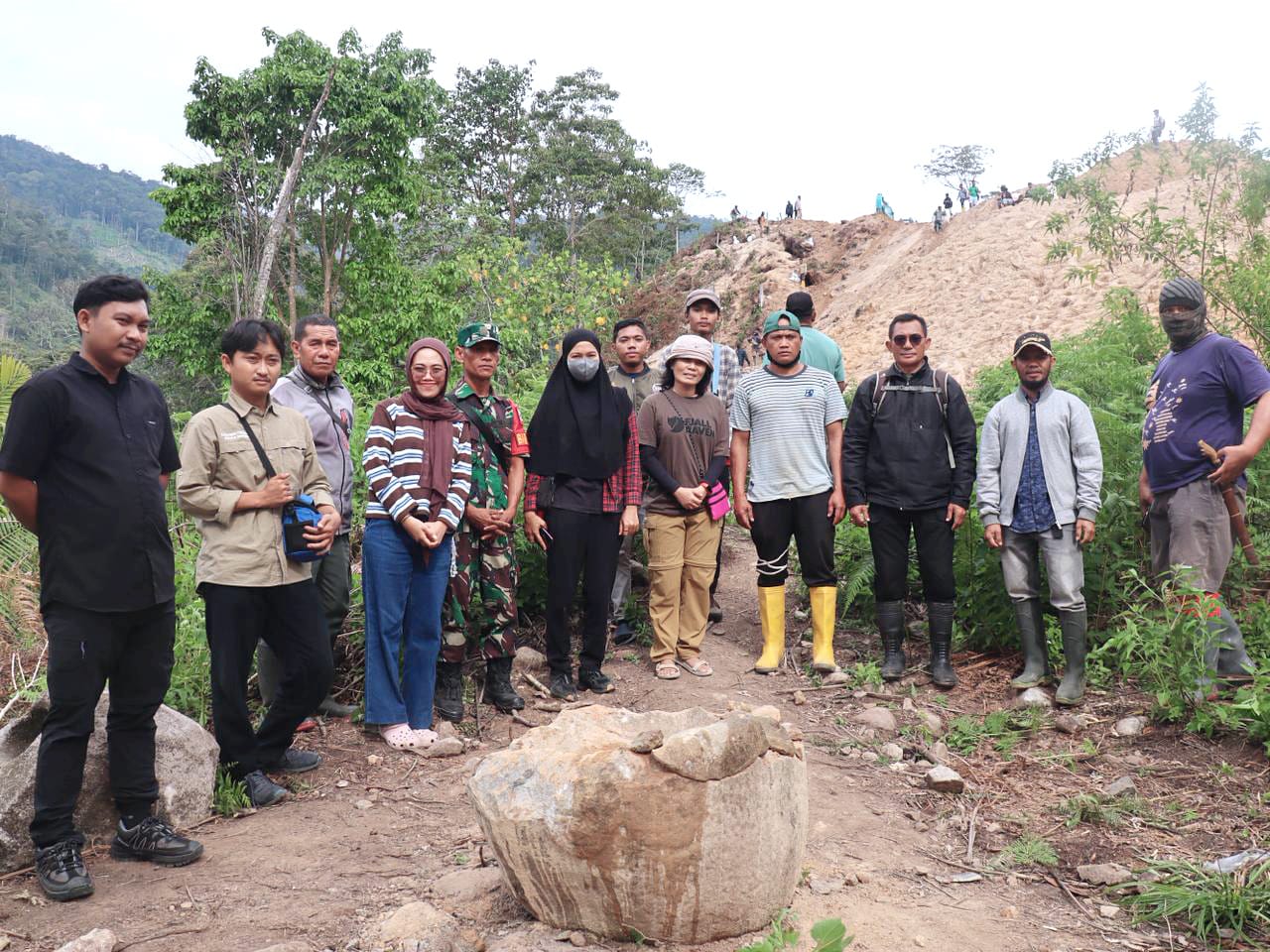 Foto bersama Tim Balai Pelestarian Kebudayaan (BPK) Wilayah XVIII usai memeriksa benda yang diduga megalit di kawasan Dongi-Dongi, Poso, Sulawesi Tengah.