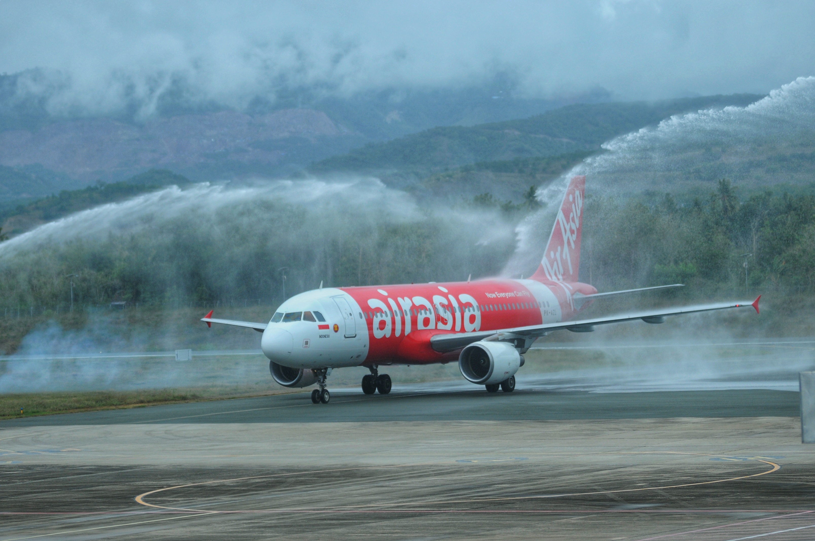Penerbangan perdana maskapai AirAsia di Bandara Internasional Mutiara SIS Al-Jufri Palu disambut prosesi water salute, Sabtu (7/3/2026).
