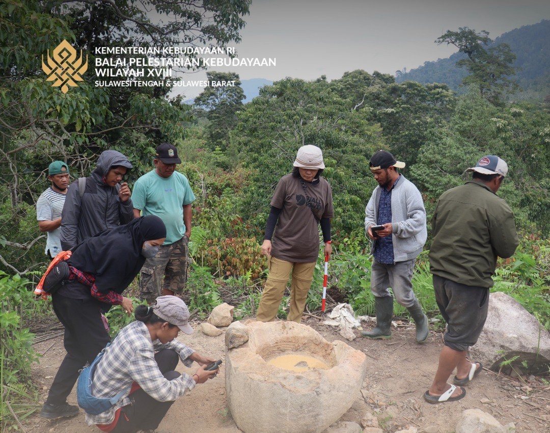 Kalamba bermotif wajah ditemukan warga di Desa Dongi-Dongi, Kabupaten Poso. Dilansir dari Instagram BPK Wilayah XVIII (@bpkwil.18), objek tersebut diduga sebagai cagar budaya yang memiliki kemiripan d