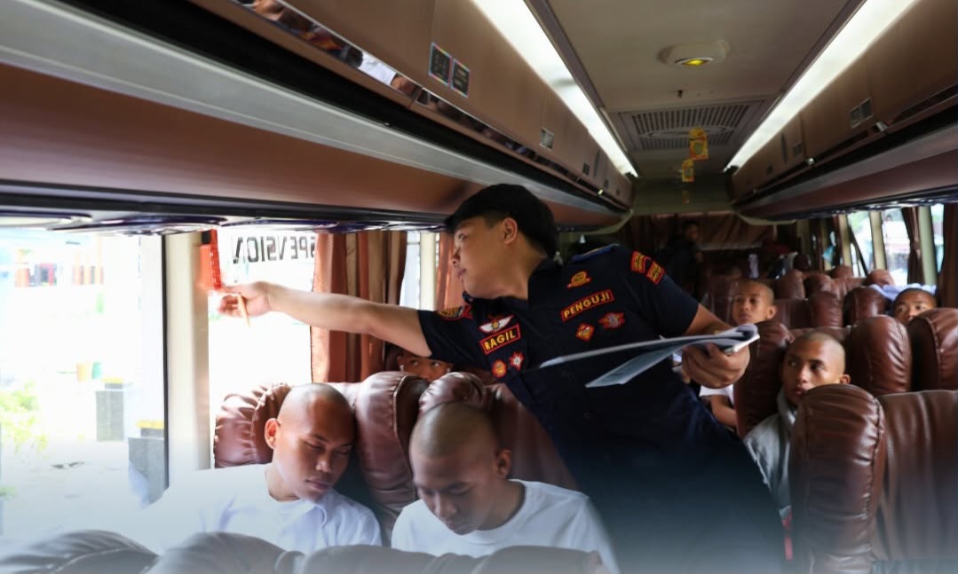 Pemeriksaan kelaikan kendaraan atau rampcheck terhadap armada angkutan penumpang di Terminal Tipe A Tipo, Kota Palu.