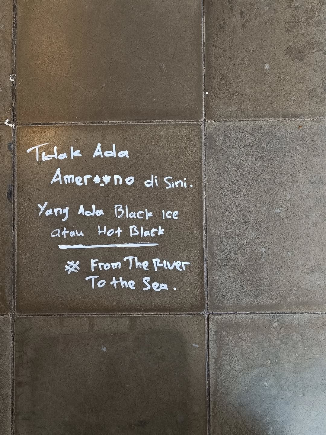 Pengumuman singkat yang berbunyi agar pelanggan tidak lagi memesan menu Americano di Kediaman Titilaras.