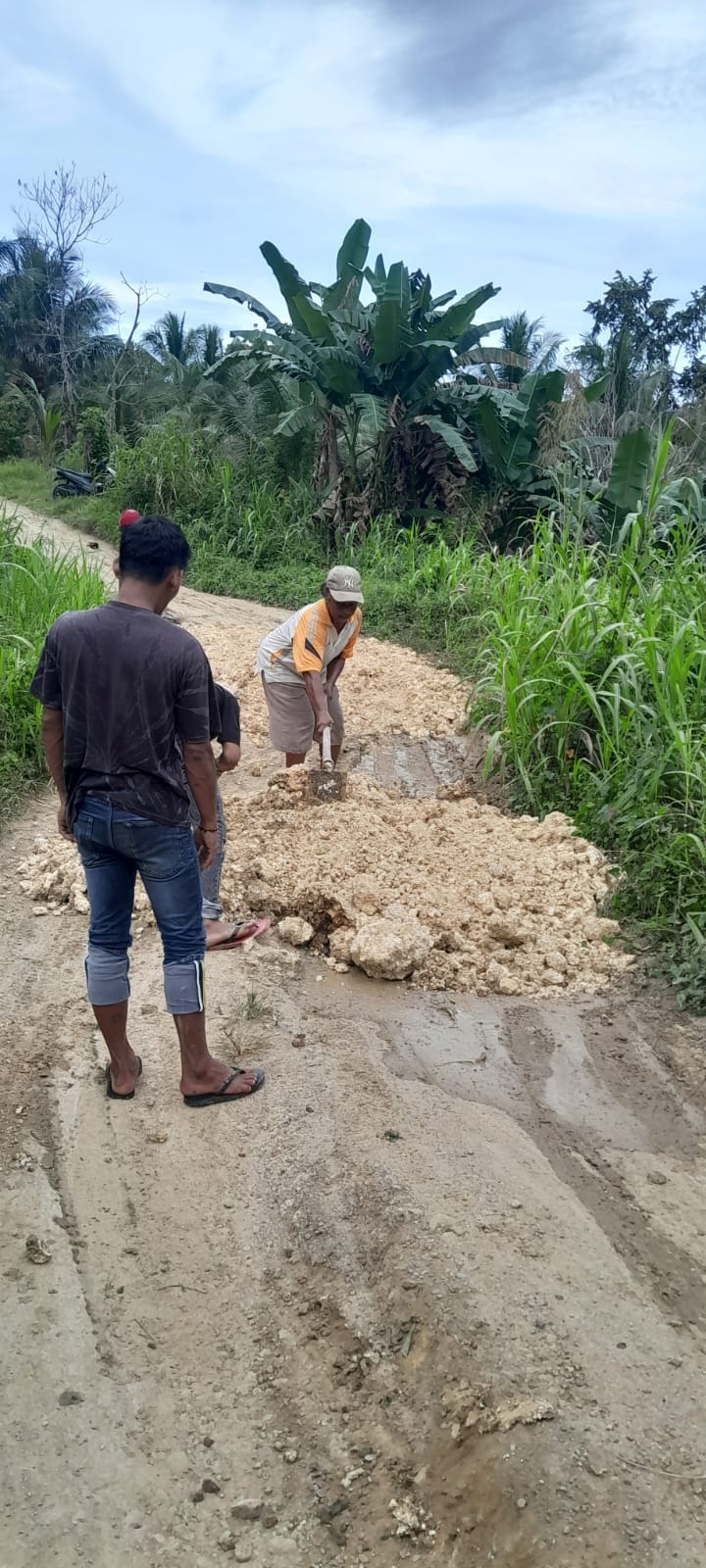 KERJA BAKTI: Warga Desa Duamayo harus mengerjakan sendiri penimbunan jalan desa mereka.(FOTO: ISTIMEWA/RADAR PALU).  