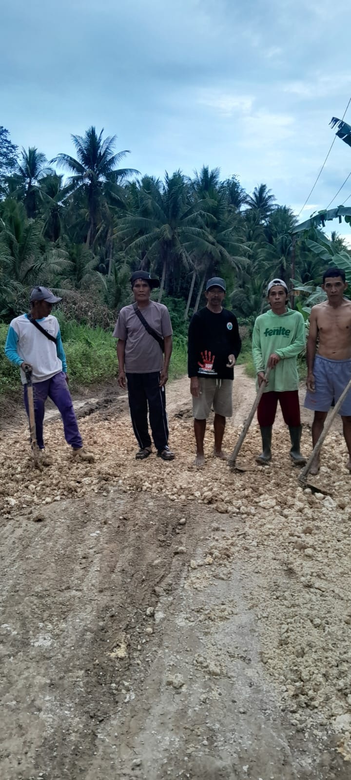 SEMANGAT: Walau terkesan dikucilkan, warga Desa Duamayo tetap membenahi sendiri jalan desanya.(FOTO: ISTIMEWA/RADAR PALU).  