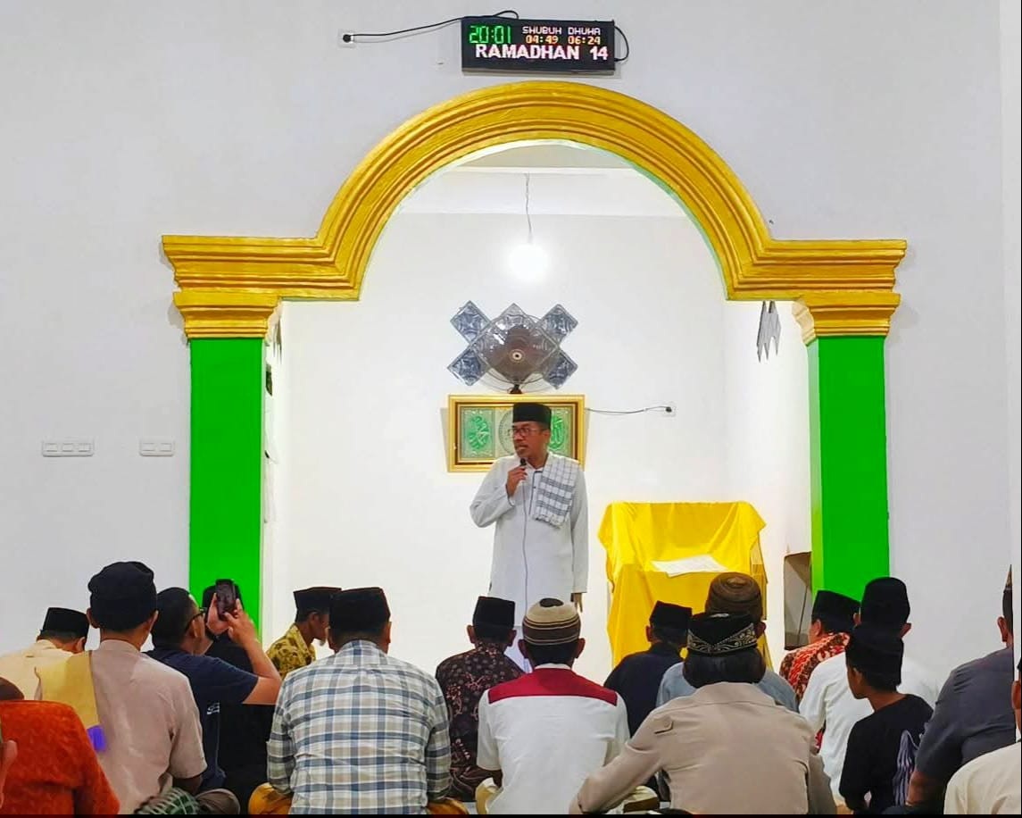MENUTUP: Wabup Buol Moh. Nasir Daimaroto saat memberikan ceramah dan arahannya.(FOTO: ISTIMEWA RADAR PALU).   