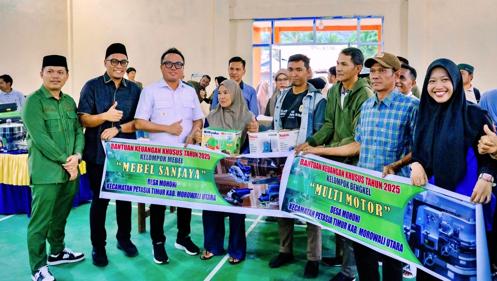 MENYERAHKAN: Bupati Morut Delis Julkarson Hehi, menyerahkan modal kerja dan modal usaha kepada kelompok usaha masyarakat di Kecamatan Petasia Timur, Jumat (6/3/2026). (FOTO: ISTIMEWA/RADAR PALU)   