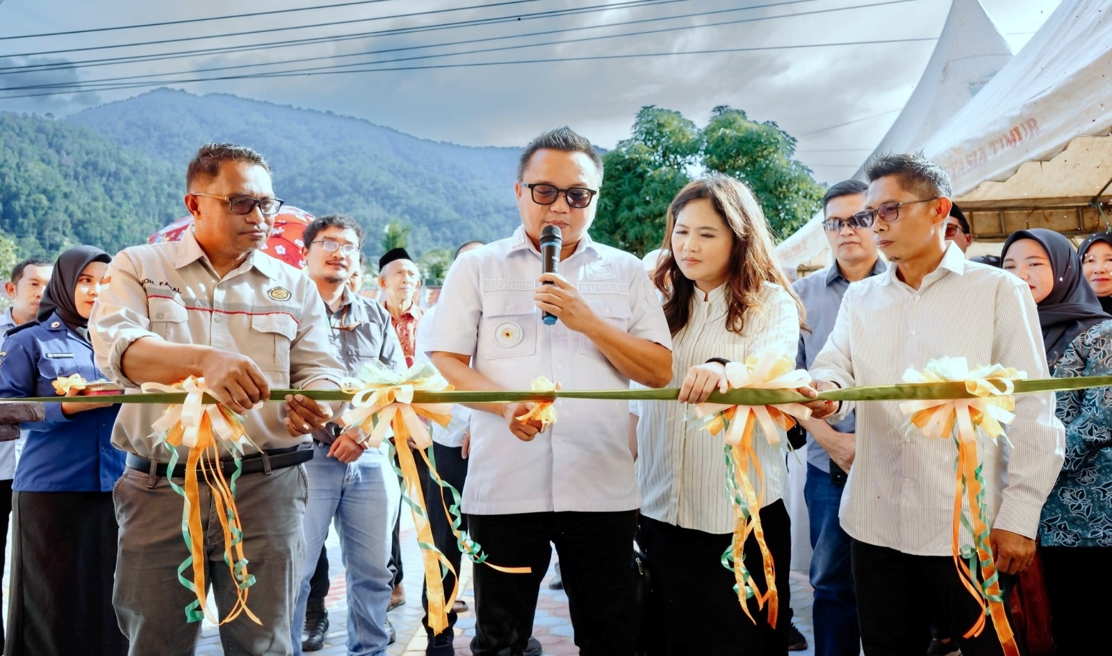 MERESMIKAN: Bupati Morut Delis Julkarson Hehi didampingi anggota DPD RI Febriyanthi Hongkiriwang besama perwakilan PT Keinz Ventura meresmikan Gedung Serbaguna Lembo Nsanaa'a, Jumat (6/3/2026). (FOTO: