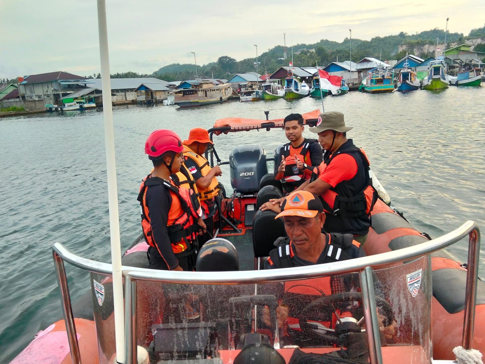 MENYELAMATKAN: Tim SAR Gabungan sedang bergerak menuju laut lepas menyelamatkan KM Lapopo Expres.(FOTO: ISTIMEWA/RADAR PALU).