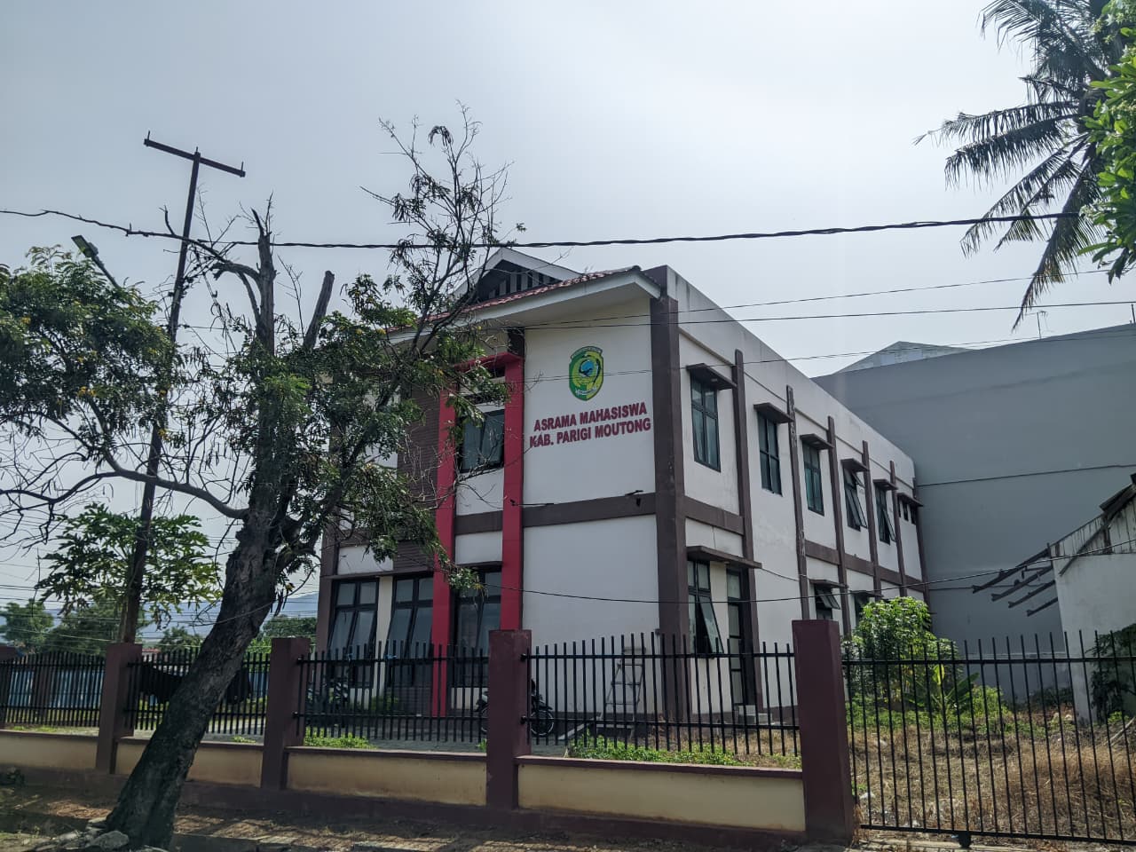 HARAPAN: Mahasiswa tetap berharap pemerintah memperhatikan perawatan asrama, Minggu 08 Maret 2026.(FOTO: RAHMAT FADHIL/RADAR PALU)  