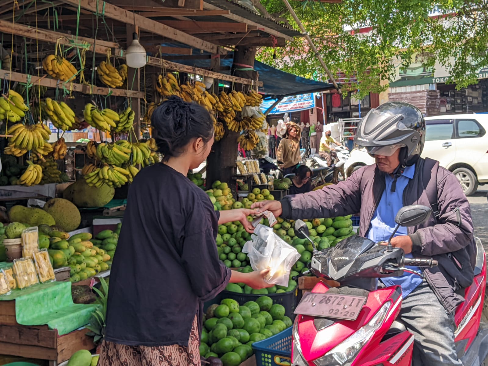 LARIS: Jual beli buah semakin meningkat, Rabu 04 Maret 2026.(FOTO: RAHMAT FADHIL/RADAR PALU).
