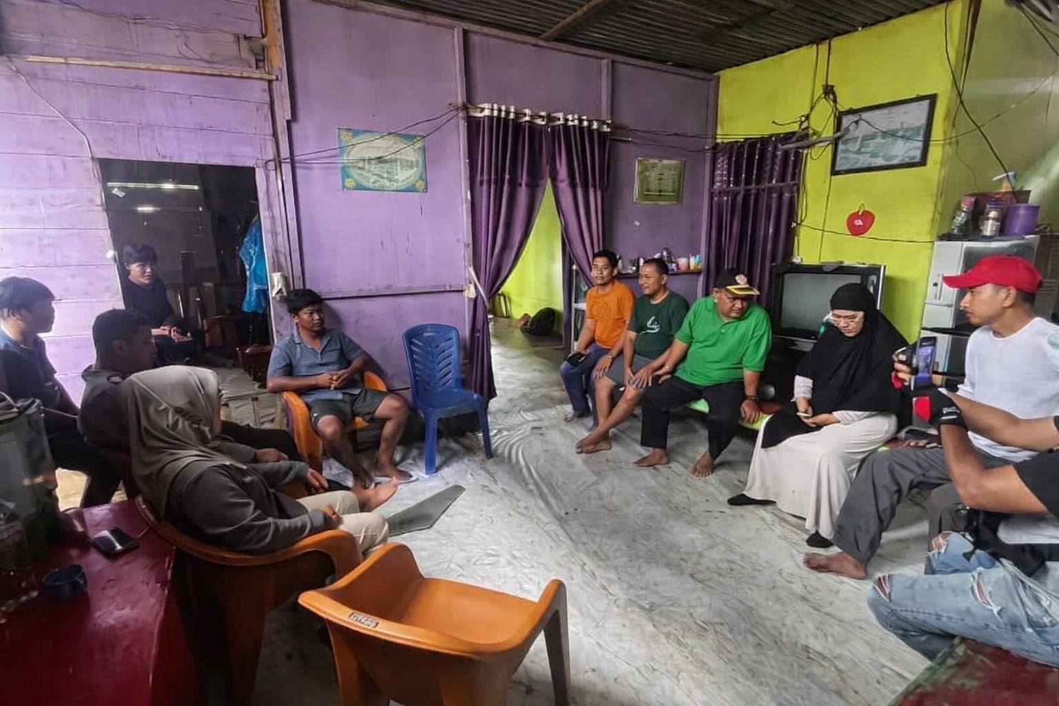 DITANGANI: Tampak Pemkab Buol menangani serius nelayan Filipina yang terdampar di perairan Buol.(FOTO: ISTIMEWA/RADAR PALU)