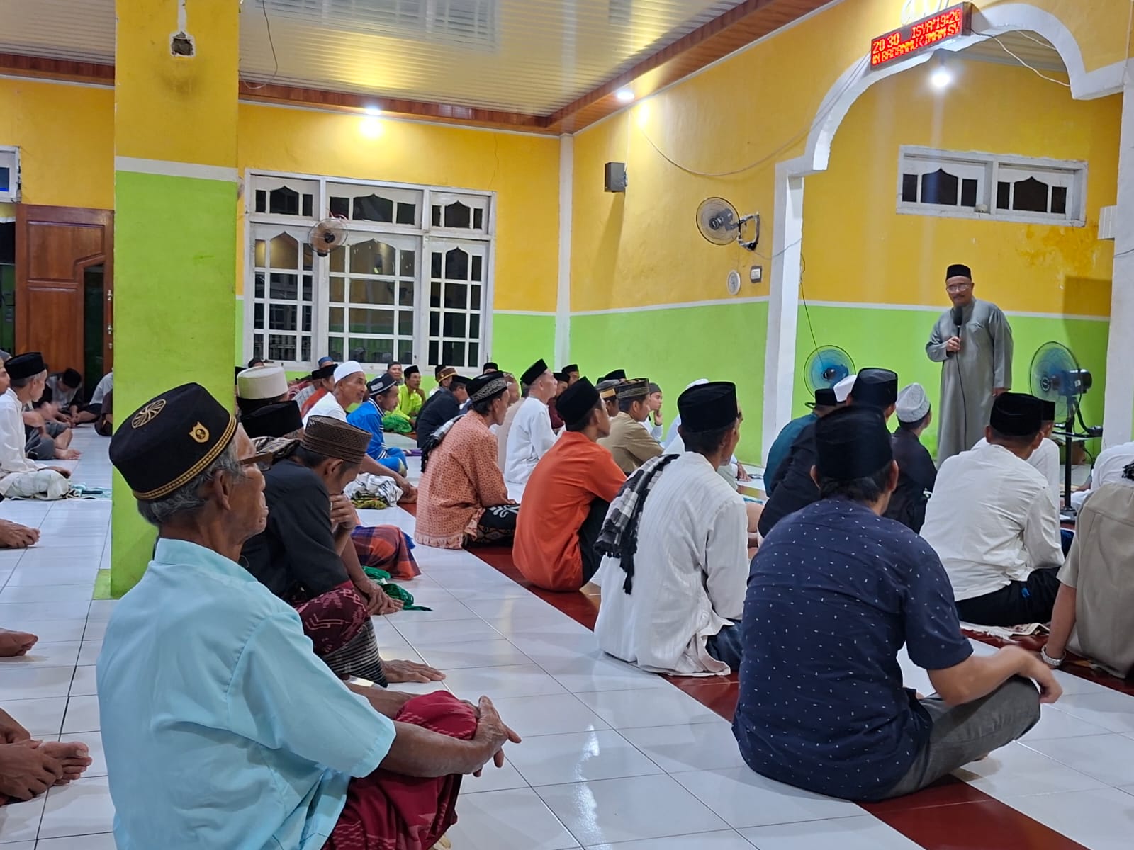 SAMBUTAN: Sekkab Buol, Moh. Yamin Rahim saat menyampaikan sambutan dari Pemkab Buol.(FOTO: DISKOMINFO BUOL/RADAR PALU).  