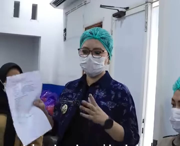 TINJAU : Bupati Verna saat meninjau dapur SPPG Poso Kota.(FOTO: BUDIYANTO WIHARTO/RADAR PALU).  