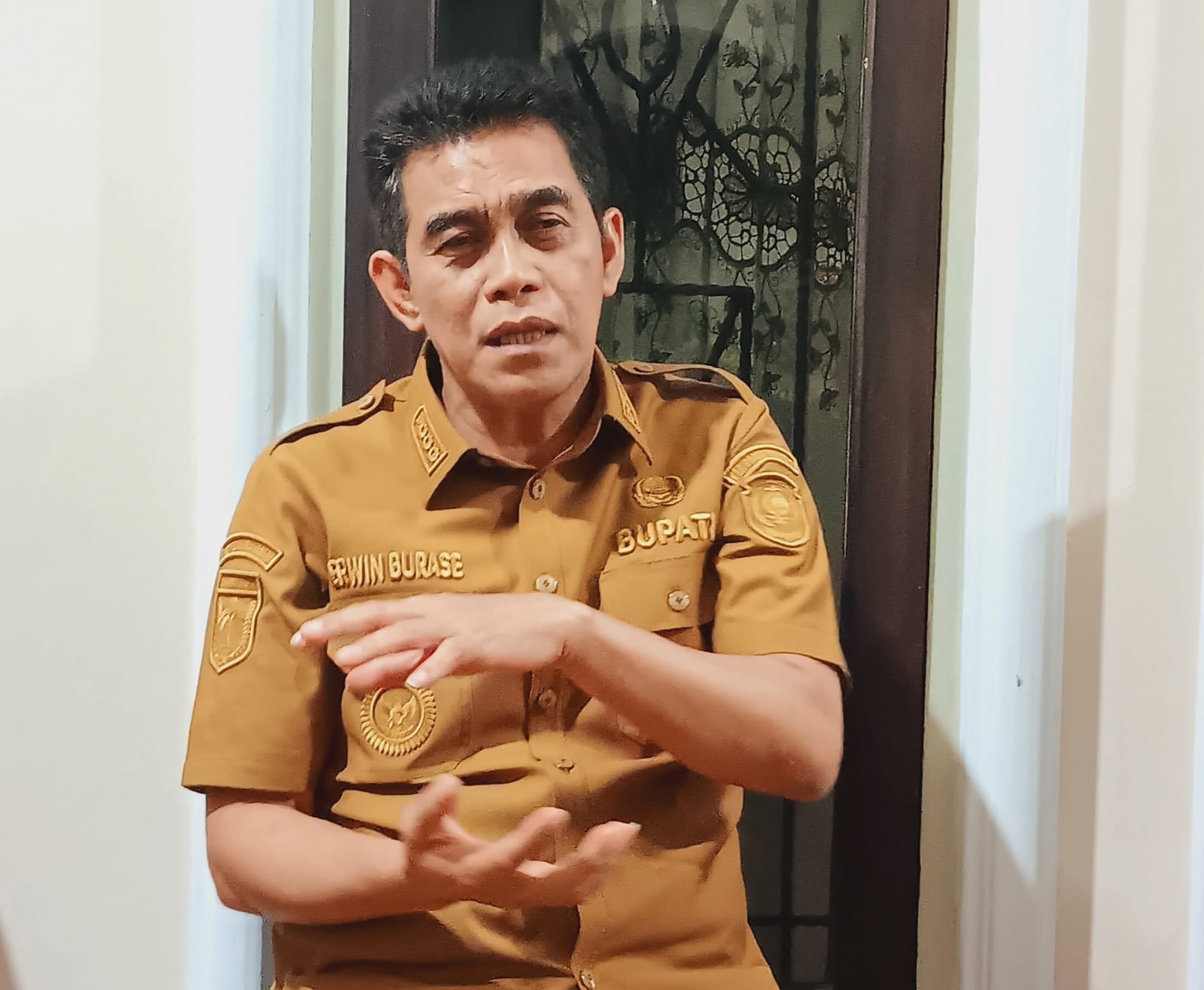 KEMISKINAN : Bupati Parigi Moutong, Erwin Burase, mengungkap warga di kawasan transmigrasi masih hidup dalam kondisi kemiskinan, Kamis 05 Maret 2026.(FOTO: RAHMAT FADHIL/RADAR PALU)  