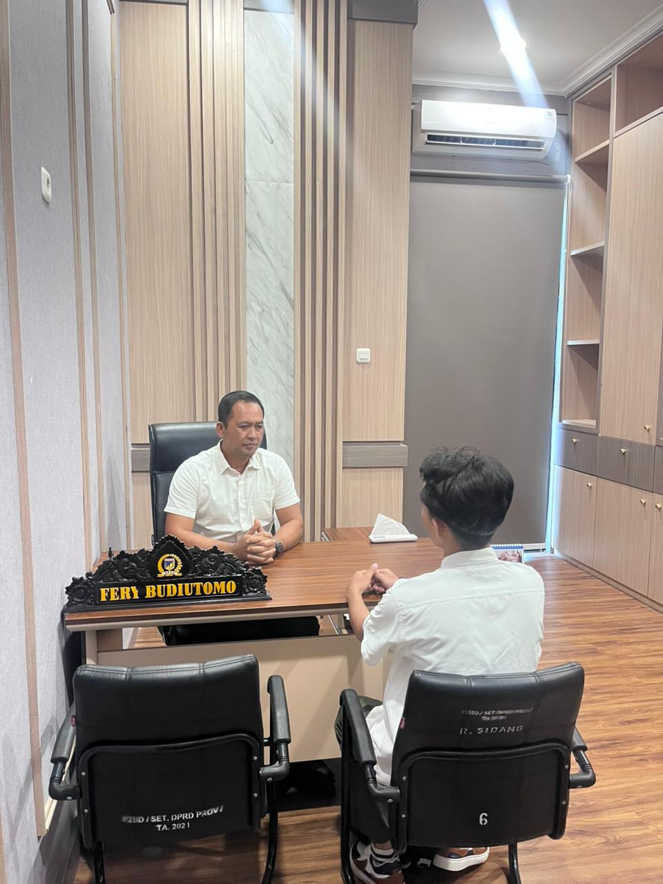 DIHENTIKAN: Anggota Komisi III DPRD Sulawesi Tengah dari daerah pemilihan Parigi Moutong, Fery Budiutomo saat ditemui di ruangan kerjanya, Rabu 4 Maret 2026.(FOTO: RAHMAT FADHIL/RADAR PALU).