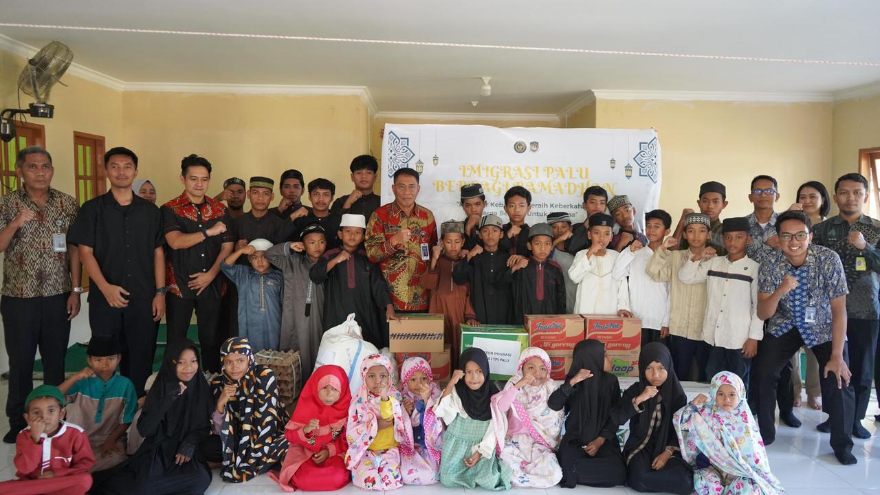 Kepala Kantor Imigrasi Kelas I TPI Palu Muhammad Akmal menyerahkan bantuan kepada anak panti asuhan dalam kegiatan Imigrasi Palu Berbagi Ramadan di Sigi.
