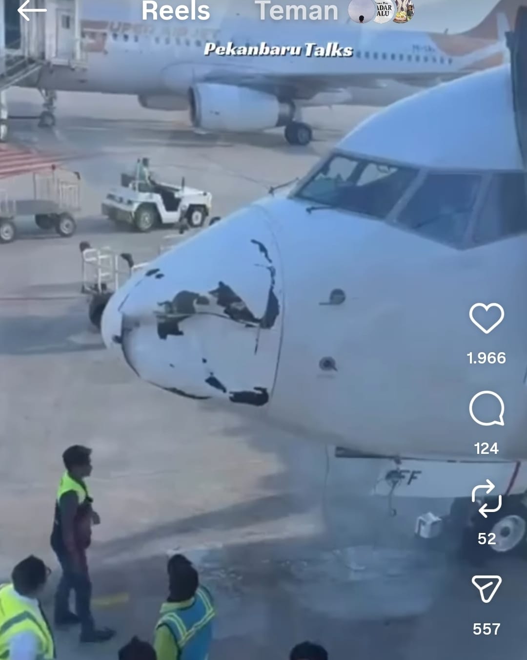 Viral di media sosial, pesawat Garuda Indonesia GA176 rute Jakarta&ndash;Pekanbaru terlihat mengalami kerusakan pada bagian hidung setelah mendarat, Sabtu (7/3/2026).