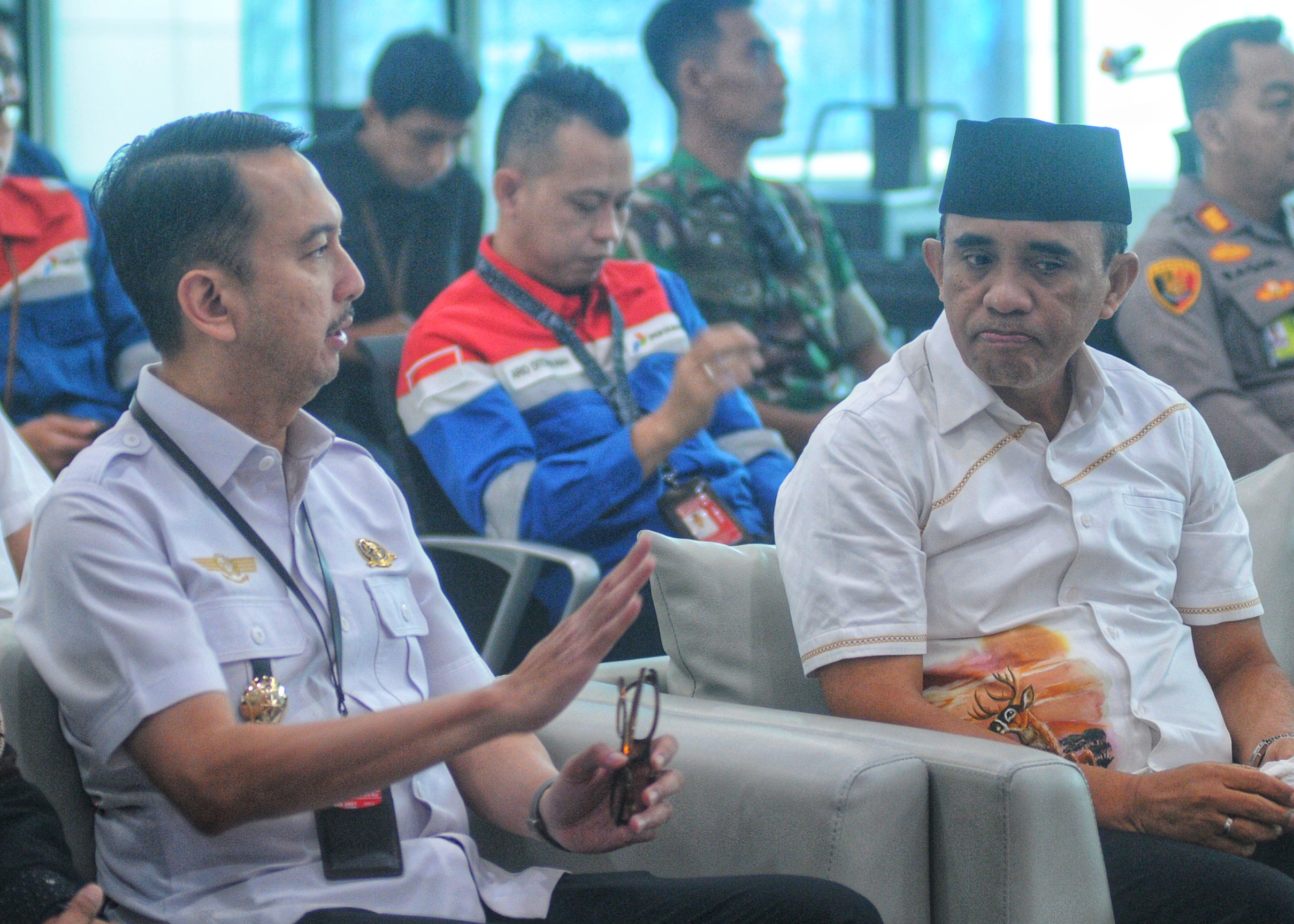 Kepala Bandara Internasional Mutiara SIS Al-Jufri Palu Prasetiyohadi berbincang bersama Gubernur Sulawesi Tengah, Anwar Hafid, belum lama ini.