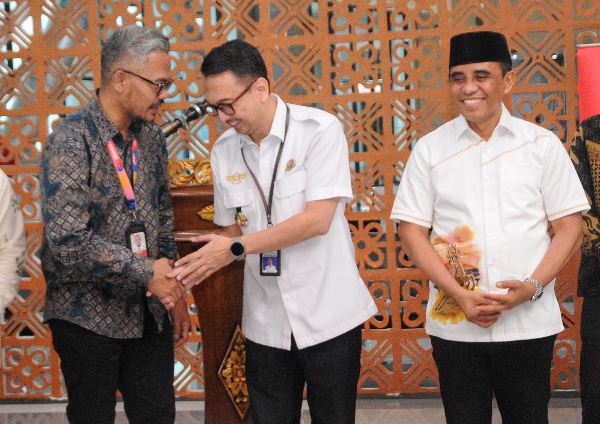 Director Flight Operations Indonesia AirAsia, Captain Akhmad Maulana Hendarto (kiri), Kepala Bandara Internasional Mutiara SIS Al-Jufri Palu Prasetiyohadi (tengah) dan Gubernur Sulteng Anwar Hafid.