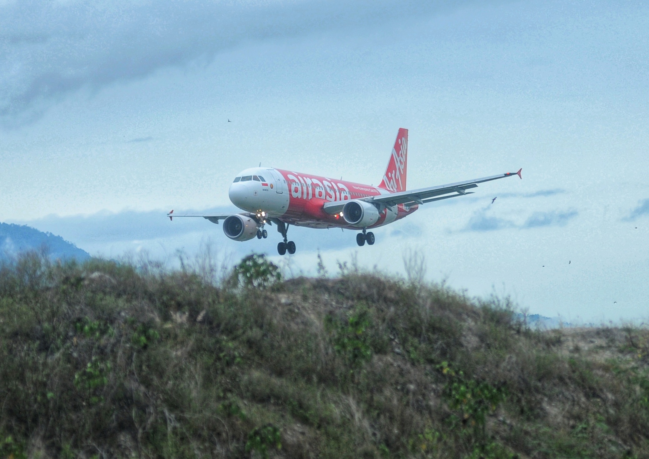 TERBANG PERDANA : Maskapai Indonesia AirAsia tiba di Bandara Internasional Mutiara Sis Al Jufri Palu, Sabtu (7/3/2026). Otoritas bandara mengakui belum ada maskapai yang ajukan extra flight. 